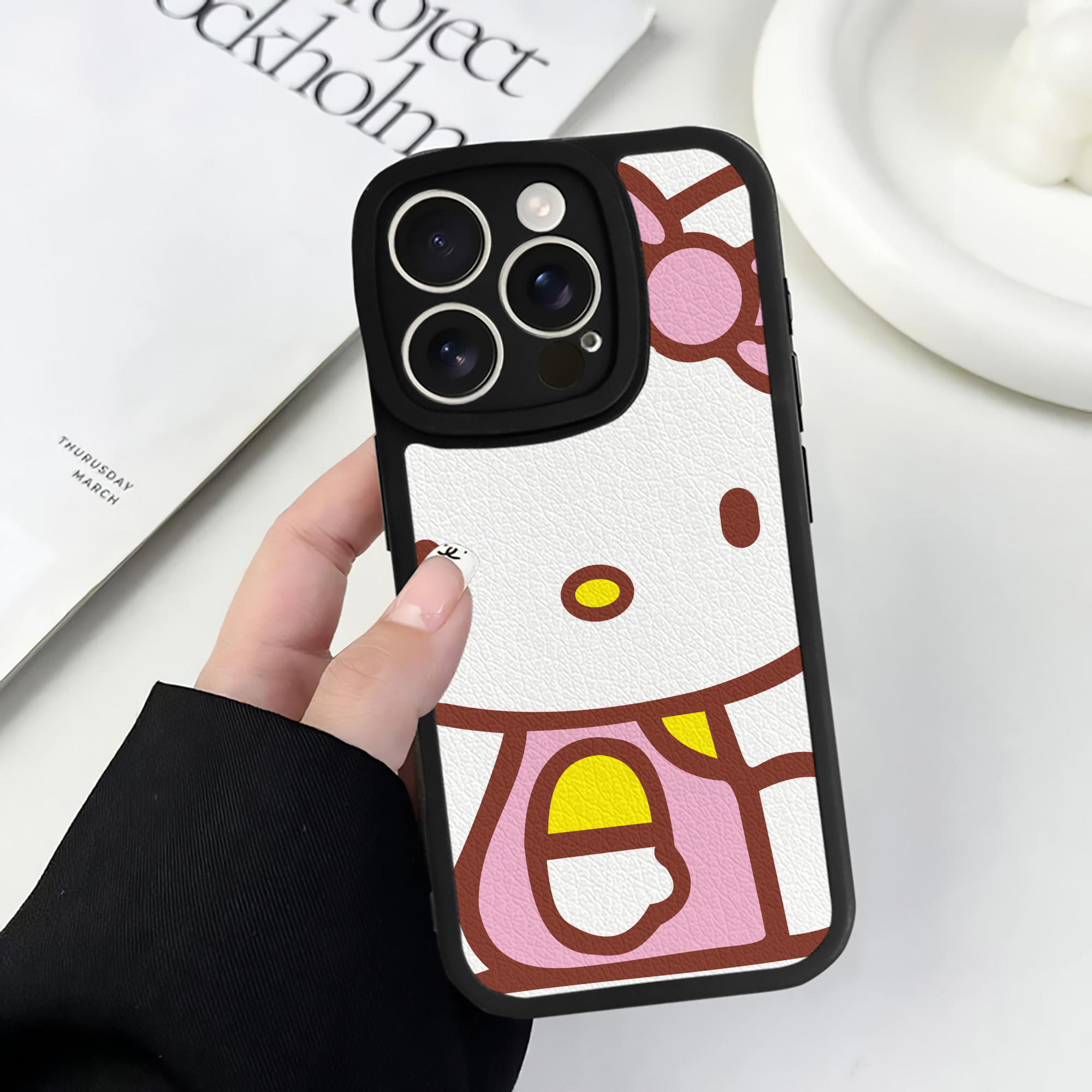 （画像用） Hello Kitty ハローキティ 【iPhone 16シリーズ対応】シリコンスマホケース（レザー調） 材質：シリコン